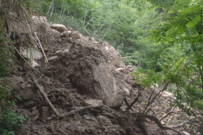 霞喀羅國家步道21.6K處上邊坡持續土石崩落，該路段無法通行。（林業保育署新竹分署提供） 